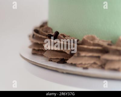 Eleganter Milchglaskuchen mit lustigen Schriftzügen. Muttertag-Feier-Cupcake. Humor im Lebensmittelkonzept. Familienliebe. Stockfoto