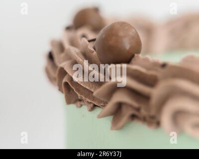 Eleganter Milchglaskuchen mit lustigen Schriftzügen. Muttertag-Feier-Cupcake. Humor im Lebensmittelkonzept. Familienliebe. Stockfoto