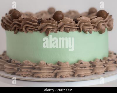 Eleganter Milchglaskuchen mit lustigen Schriftzügen. Muttertag-Feier-Cupcake. Humor im Lebensmittelkonzept. Familienliebe. Stockfoto