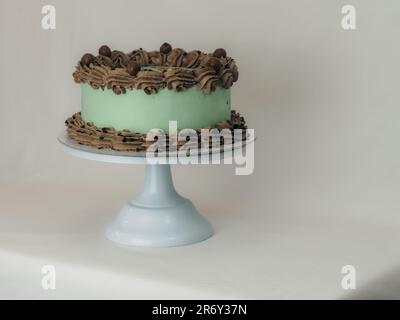 Eleganter Milchglaskuchen mit lustigen Schriftzügen. Muttertag-Feier-Cupcake. Humor im Lebensmittelkonzept. Familienliebe. Stockfoto