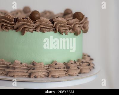 Eleganter Milchglaskuchen mit lustigen Schriftzügen. Muttertag-Feier-Cupcake. Humor im Lebensmittelkonzept. Familienliebe. Stockfoto