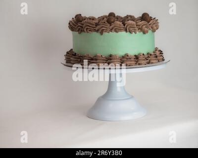 Eleganter Milchglaskuchen mit lustigen Schriftzügen. Muttertag-Feier-Cupcake. Humor im Lebensmittelkonzept. Familienliebe. Stockfoto