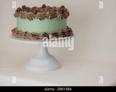 Eleganter Milchglaskuchen mit lustigen Schriftzügen. Muttertag-Feier-Cupcake. Humor im Lebensmittelkonzept. Familienliebe. Stockfoto