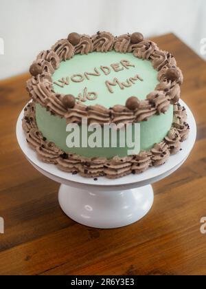 Eleganter Milchglaskuchen mit lustigen Schriftzügen. Muttertag-Feier-Cupcake. Humor im Lebensmittelkonzept. Familienliebe. Stockfoto