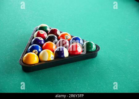 Draufsicht auf Billardbälle auf dem Tisch. Stockfoto