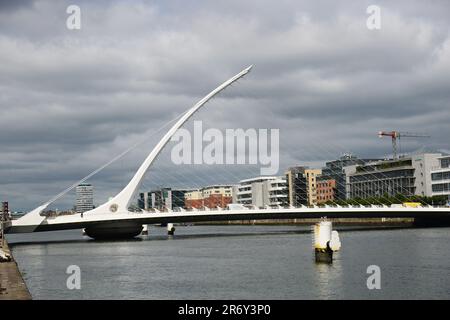 Die Samuel Beckett Brücke über den Fluss Liffey in Dublin, Irland. Stockfoto