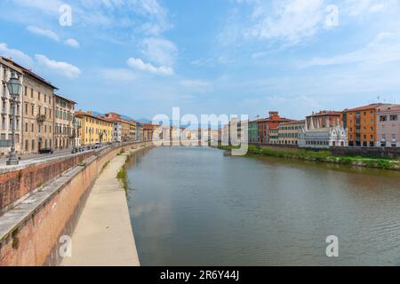 Pisa Italien - 24 2011. April; Fluss fließt durch die italienische Stadt Pisa Stockfoto