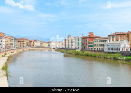 Pisa Italien - 24 2011. April; Fluss fließt durch die italienische Stadt Pisa Stockfoto