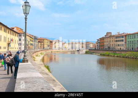 Pisa Italien - 24 2011. April; Fluss fließt durch die italienische Stadt Pisa Stockfoto