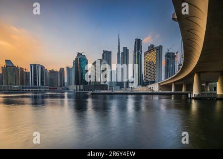 Die Skyline von Dubai bei Sonnenuntergang. Abendliche Stimmung mit Blick auf die Wolkenkratzer des Geschäfts- und Finanzzentrums der arabischen Stadt in den Emiraten. Stockfoto