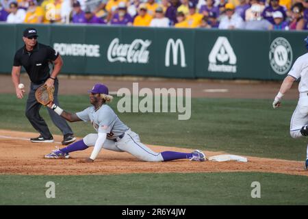 Baton Rouge, LA, USA. 11. Juni 2023. LSU First Baseman Tre Morgan (18) streckt sich während der NCAA Baseball Super Regional Game 2 Action zwischen der University of Kentucky Wildcats und den LSU Tigers im Alex Box Stadium, Skip Bertman Field in Baton Rouge, LA. Jonathan Mailhes/CSM/Alamy Live News Stockfoto