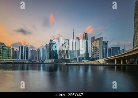 Hafeneingang in Dubai am Abend. Blick auf die Skyline. Abendsonne mit Wolken über der Skyline der Vereinigten Arabischen Emirate. Stadtzentrum mit Wolkenkratzern Stockfoto