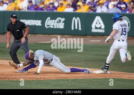 Baton Rouge, LA, USA. 11. Juni 2023. LSU First Baseman Tre Morgan (18) streckt sich einen Wurf, während Kentuckys Nolan McCarthy (19) versucht, den Wurf bei der NCAA Baseball Super Regional Game 2 zwischen der University of Kentucky Wildcats und den LSU Tigers im Alex Box Stadium, Skip Bertman Field in Baton Rouge, LA, zu schlagen. Jonathan Mailhes/CSM(Kreditbild: © Jonathan Mailhes/Cal Sport Media). Kredit: csm/Alamy Live News Stockfoto