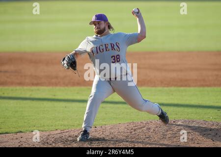 Baton Rouge, LA, USA. 11. Juni 2023. Der LSU-Relief-Pitcher Riley Cooper (38) gibt während der NCAA Baseball Super Regional Game 2 Action zwischen der University of Kentucky Wildcats und den LSU Tigers im Alex Box Stadium, Skip Bertman Field in Baton Rouge, LA, einen Platz. Jonathan Mailhes/CSM(Kreditbild: © Jonathan Mailhes/Cal Sport Media). Kredit: csm/Alamy Live News Stockfoto