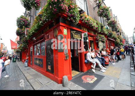 Der gemütliche und lebendige Temple Bar Pub in Dublin, Irland. Stockfoto