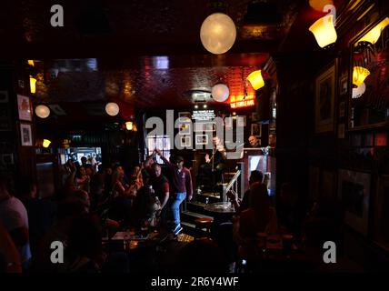 Der gemütliche und lebendige Temple Bar Pub in Dublin, Irland. Stockfoto