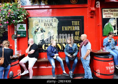 Der gemütliche und lebendige Temple Bar Pub in Dublin, Irland. Stockfoto