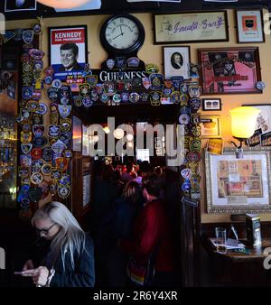 Der gemütliche und lebendige Temple Bar Pub in Dublin, Irland. Stockfoto