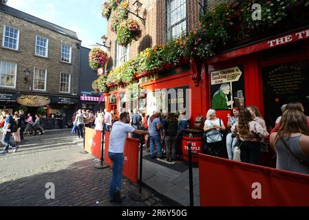 Der gemütliche und lebendige Temple Bar Pub in Dublin, Irland. Stockfoto