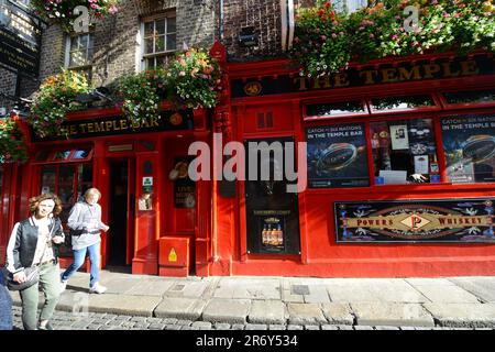 Der gemütliche und lebendige Temple Bar Pub in Dublin, Irland. Stockfoto