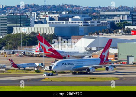 Ein Flugzeug des Typs Qantas Airbus A380 wird auf einem Schlepper am Flughafen Sydney (Kingsford Smith) in Sydney, Australien, abgeschleppt. Stockfoto