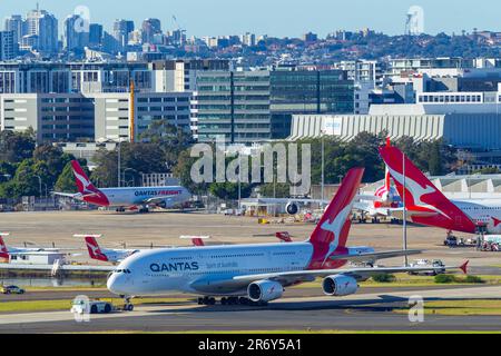 Ein Flugzeug des Typs Qantas Airbus A380 wird auf einem Schlepper am Flughafen Sydney (Kingsford Smith) in Sydney, Australien, abgeschleppt. Stockfoto