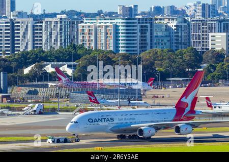 Ein Flugzeug des Typs Qantas Airbus A380 wird auf einem Schlepper am Flughafen Sydney (Kingsford Smith) in Sydney, Australien, abgeschleppt. Stockfoto