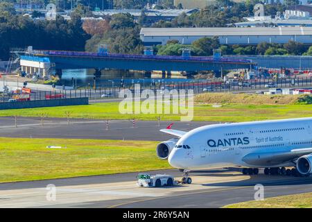 Ein Flugzeug des Typs Qantas Airbus A380 wird auf einem Schlepper am Flughafen Sydney (Kingsford Smith) in Sydney, Australien, abgeschleppt. Stockfoto