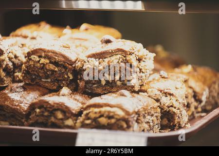 Schokoladenkekse. Sortiment Backgebäck in der Bäckerei. Verschiedene Arten Von Süßen Kuchen In Konditorei Glas Display. Gute Auswahl Stockfoto