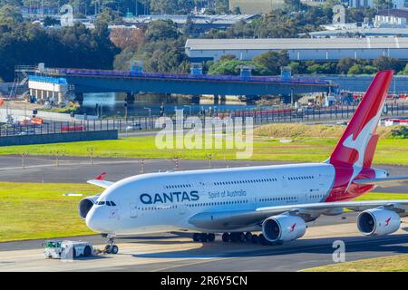 Ein Flugzeug des Typs Qantas Airbus A380 wird auf einem Schlepper am Flughafen Sydney (Kingsford Smith) in Sydney, Australien, abgeschleppt. Stockfoto