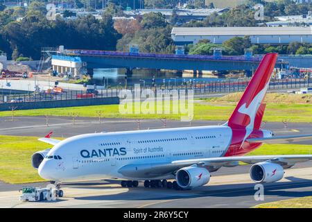 Ein Flugzeug des Typs Qantas Airbus A380 wird auf einem Schlepper am Flughafen Sydney (Kingsford Smith) in Sydney, Australien, abgeschleppt. Stockfoto