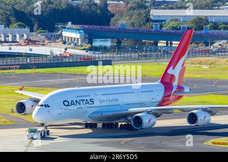 Ein Flugzeug des Typs Qantas Airbus A380 wird auf einem Schlepper am Flughafen Sydney (Kingsford Smith) in Sydney, Australien, abgeschleppt. Stockfoto