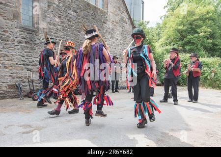 Aufführung der Flagcrackers of Craven beim Cappelside Farm Open Farm Day am 11. Juni 2023 in Rathmell (North Yorkshire). Stockfoto