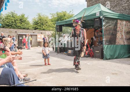 Aufführung der Flagcrackers of Craven beim Cappelside Farm Open Farm Day am 11. Juni 2023 in Rathmell (North Yorkshire). Stockfoto