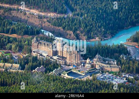 Das berühmte und historische Fairmont Banff Springs in Banff in den Kanadischen Rocky Mountains vom Gipfel des Sulphur Mountain aus gesehen Stockfoto