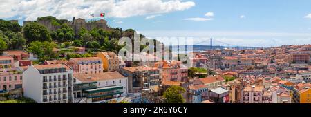 Lissabon, Portugal - Juni 01 2018: Burg São Jorge, die Ruinen des Klosters Carmo und die Brücke vom 25. April dahinter. Stockfoto