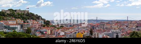 Lissabon, Portugal - Juni 01 2018: Schloss São Jorge, Aufzug Santa Justa, Ruinen des Klosters Carmo, Brücke vom 25. April und Heiligtum Stockfoto