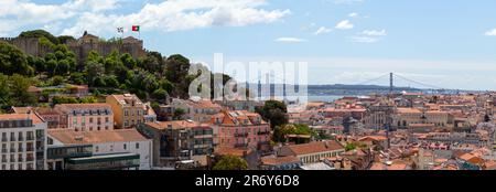 Lissabon, Portugal - Juni 01 2018: Burg São Jorge, die Ruinen des Klosters Carmo und die Brücke vom 25. April dahinter. Stockfoto