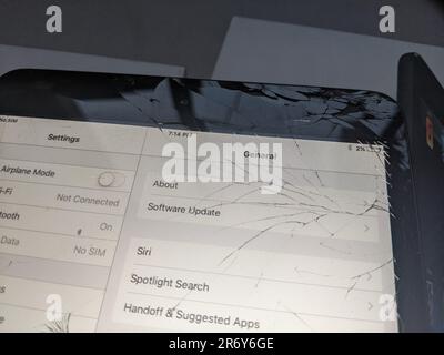 Nahaufnahme eines gesprungenen Bildschirms auf Tablet oder Smartphone. Stockfoto