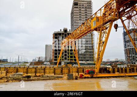 Hochschwere, gelbe Metalleisentragkonstruktion stationäre industrielle leistungsfähige Portalkran mit Brückenform auf Stützen zum Heben von Fracht auf einem m. Stockfoto