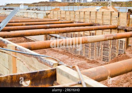 Ein riesiger Gräben-Tunnel mit Verstärkungsstrukturen aus dicken Eisenrohren und Bauten auf der Baustelle des unterirdischen Me Stockfoto