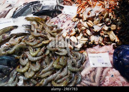 Frischer Fisch und Meeresfrüchte im Beshoffs the Market & Beshoffs Sea Grill in Howth, Irland. Stockfoto