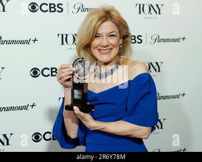 New York, Usa. 11. Juni 2023. Victoria Clark, Gewinner der Auszeichnung für beste Leistung einer Schauspielerin in einer führenden Rolle in einem Musical für Kimberly Akimbo, wird am 11. Juni 2023 bei den jährlichen Tony Awards 76. im Radio Hotel in New York City im Pressesaal mit dem Tony Award ausgezeichnet. Foto: John Angelillo/UPI Credit: UPI/Alamy Live News Stockfoto
