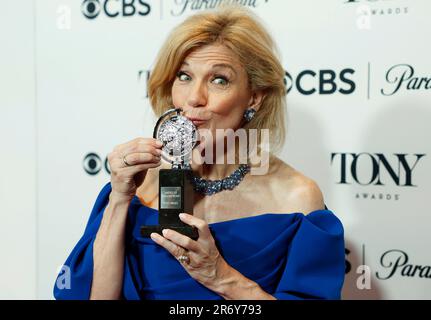 New York, Usa. 11. Juni 2023. Victoria Clark, Gewinner der Auszeichnung für beste Leistung einer Schauspielerin in einer führenden Rolle in einem Musical für Kimberly Akimbo, wird am 11. Juni 2023 bei den jährlichen Tony Awards 76. im Radio Hotel in New York City im Pressesaal mit dem Tony Award ausgezeichnet. Foto: John Angelillo/UPI Credit: UPI/Alamy Live News Stockfoto