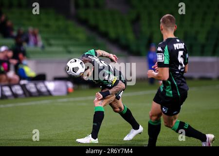 MELBOURNE, AUSTRALIEN - 26. APRIL: Alessandro Diamanti von Western United leitet den Ball beim Hyundai A-League-Fußballspiel zwischen dem FC Western United und den Newcastle Jets am 26. April 2021 im AAMI Park in Melbourne, Australien. Stockfoto