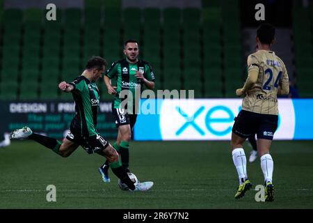 MELBOURNE, AUSTRALIEN - 26. APRIL: Alessandro Diamanti of Western United tritt am 26. April 2021 im AAMI Park in Melbourne, Australien, beim Hyundai A-League-Fußballspiel zwischen dem FC Western United und den Newcastle Jets den Ball. Stockfoto