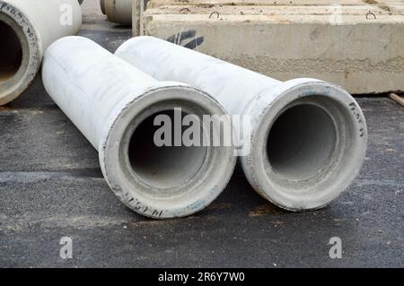 Abwasserrohre für große Betonzementkanäle mit großem Durchmesser für den industriellen Bau von Wasser- oder Abwasserleitungen auf einer Baustelle du Stockfoto
