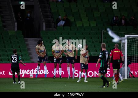 MELBOURNE, AUSTRALIEN - 26. APRIL: Alessandro Diamanti of Western United tritt am 26. April 2021 im AAMI Park in Melbourne, Australien, beim Hyundai A-League-Fußballspiel zwischen dem FC Western United und den Newcastle Jets den Ball. Stockfoto