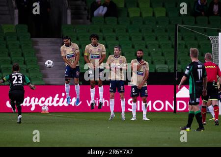 MELBOURNE, AUSTRALIEN - 26. APRIL: Alessandro Diamanti of Western United tritt am 26. April 2021 im AAMI Park in Melbourne, Australien, beim Hyundai A-League-Fußballspiel zwischen dem FC Western United und den Newcastle Jets den Ball. Stockfoto