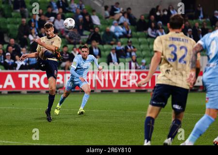 MELBOURNE, AUSTRALIEN - 29. APRIL: Lachlan Jackson von Newcastle Jets tritt am 29. April 2021 im AAMI Park in Melbourne, Australien, beim Hyundai A-League-Fußballspiel zwischen dem Melbourne City FC und den Newcastle Jets den Ball. Stockfoto